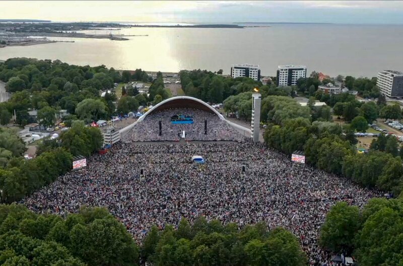 In Estland findet alle fünf Jahre ein gigantisches Chorfestival statt – und dies zeitgleich mit einem opulenten Tanzfestival. – Bild: arte