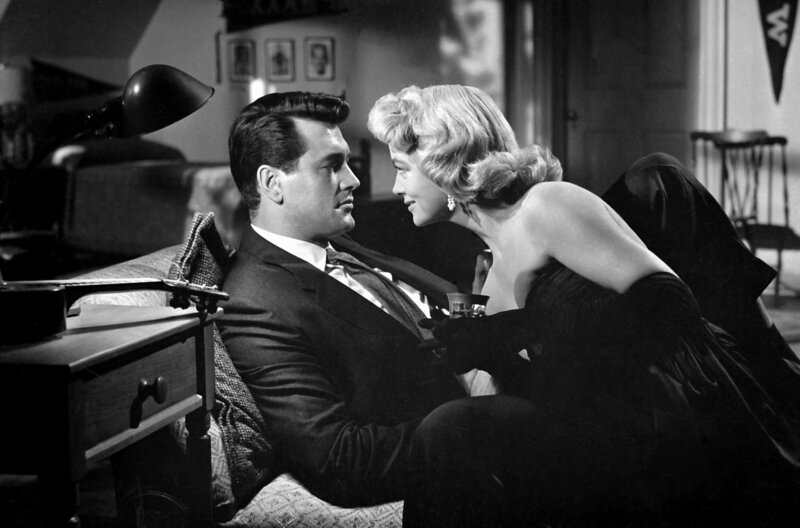 In den Wind geschrieben – Bild: 2022 ARD/​Degeto /​ Marylee (Dorothy Malone) ist seit jeher in Mitch (Rock Hudson) verliebt.