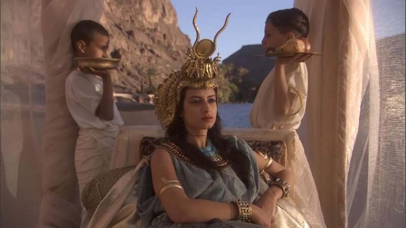 Kleopatra (Camelia Ben Sakour). – Bild: BR/​Lion Television