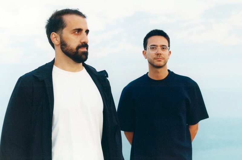Hinter den Grandbrothers stehen die Düsseldorfer Musiker Erol Sarp (li.) und Lukas Vogel (re.), die die Idee hatten, die Klangmöglichkeiten eines Konzertflügels zu erforschen und zu erweitern. – Bild: arte Hinter den Grandbrothers stehen die Düsseldorfer Musiker Erol Sarp (li.) und Lukas Vogel (re.), die die Idee hatten, die Klangmöglichkeiten eines Konzertflügels zu erforschen und zu erweitern. – Bild: arte