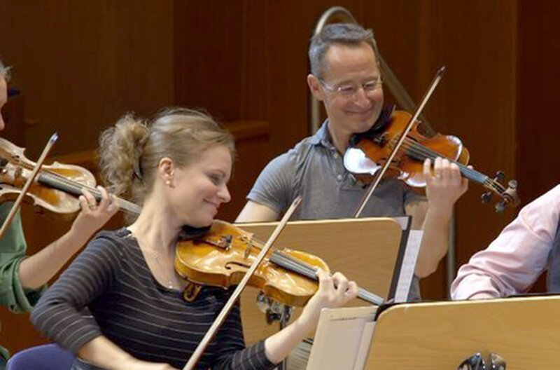 Im Beitrag erleben die Zuschauer Julia Fischer (li.) und das berühmte Kammerorchester Academy of St Martin in the Fields nicht nur auf der Konzertbühne, sondern auch hinter den Kulissen und bei Proben. – Bild: arte