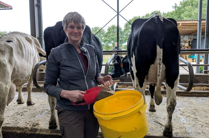 Silke Timmermann hat einen Milchviehbetrieb und möchte auf ihrem Hof eine Tagespflege für Seniorinnen und Senioren aufbauen. – Bild: arte