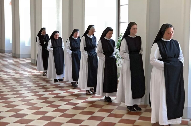Die Schwestern auf dem Weg zum Gebet. Weiteres Bildmaterial finden Sie unter www.br-foto.de. – Bild: BR/​Reinhard Kungel