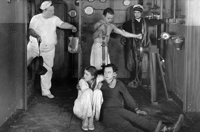 Betsy (Kathryn McGuire) und Rollo (Buster Keaton, vo. re.) landen mit etwas Glück in einem U-Boot. – Bild: arte