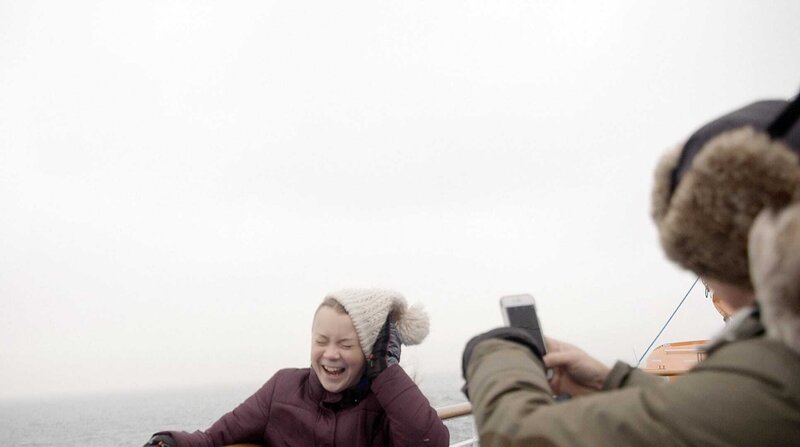 Im Film zeigt Greta auch ihre humorvollen Seiten. Bekannt ist das ruhige Mädchen mit Asperger Syndrom eher für ihre anklagenden Reden und aufrüttelnden Appelle. – Bild: ZDF und WDR/B-Reel Films. Im Film zeigt Greta auch ihre humorvollen Seiten. Bekannt ist das ruhige Mädchen mit Asperger Syndrom eher für ihre anklagenden Reden und aufrüttelnden Appelle. – Bild: ZDF und WDR/B-Reel Films.
