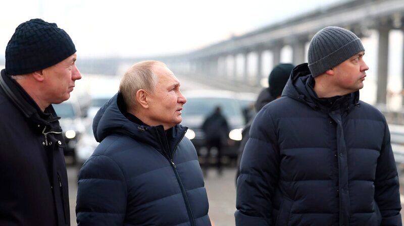 Ein Jahr nach dem russischen Angriffskrieg gegen die Ukraine. Wie prägten die beiden Männer den Verlauf des ersten Kriegsjahres und wie beeinflussten ihre Charaktere und Entscheidungen Sieg oder Niederlage? Im Fokus: Verhalten und Handeln in einschneidenden Momenten und Wendepunkten des Kriegsgeschehens. Auf der einen Seite: der Ex-KGB-Offizier, auf der anderen: der Ex-Komödiant. – Präsident Putin an der Kertsch-Brücke, 8. Oktober 2022. – Bild: rbb/ARD/Looks Film Ein Jahr nach dem russischen Angriffskrieg gegen die Ukraine. Wie prägten die beiden Männer den Verlauf des ersten Kriegsjahres und wie beeinflussten ihre Charaktere und Entscheidungen Sieg oder Niederlage? Im Fokus: Verhalten und Handeln in einschneidenden Momenten und Wendepunkten des Kriegsgeschehens. Auf der einen Seite: der Ex-KGB-Offizier, auf der anderen: der Ex-Komödiant. – Präsident Putin an der Kertsch-Brücke, 8. Oktober 2022. – Bild: rbb/ARD/Looks Film