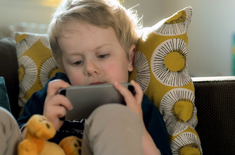 Manche Forscher behaupten, der immer größere Medienkonsum führe bei kleinen Kindern zu Autismus, mache Teenager süchtig und gewalttätig. Wie schädlich sind die neuen Medien wirklich, und warum sind Kinder besonders gefährdet? – Bild: Christophe Rabinovici / © Christophe Rabinovici Manche Forscher behaupten, der immer größere Medienkonsum führe bei kleinen Kindern zu Autismus, mache Teenager süchtig und gewalttätig. Wie schädlich sind die neuen Medien wirklich, und warum sind Kinder besonders gefährdet? – Bild: Christophe Rabinovici / © Christophe Rabinovici