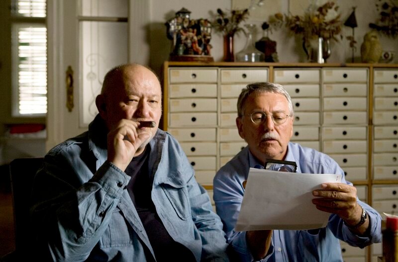 Heinrich Breloer im Gespräch mit B.K. Tragelehn, der bei Brecht Regieassistent war. – Bild: MDR/WDR/Bavaria Fiction/Jan Betke Heinrich Breloer im Gespräch mit B.K. Tragelehn, der bei Brecht Regieassistent war. – Bild: MDR/WDR/Bavaria Fiction/Jan Betke