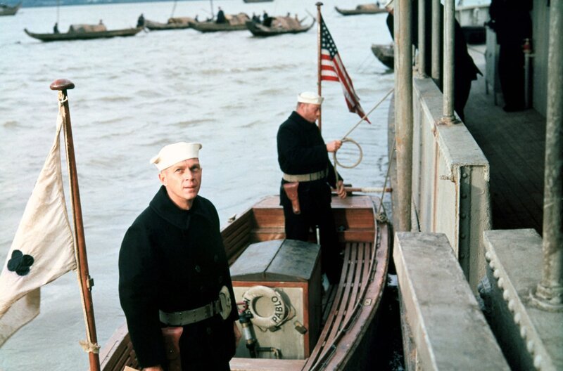 Jake Holman (Steve McQueen, li.) kommt an Bord des Kanonenbootes „San Pablo“. – Bild: arte