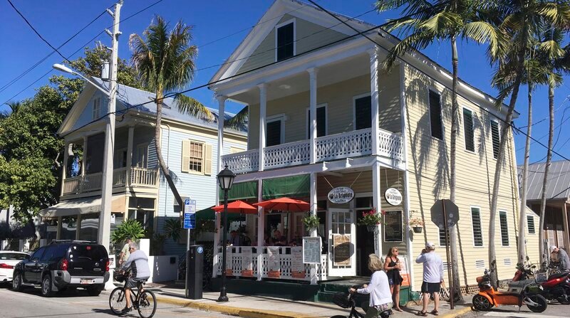 Die Duvall Street. Die legendäre Vergnügungsmeile von Key West. – Bild: BR/​NDR/​Till Lehmann/​Till Lehmann