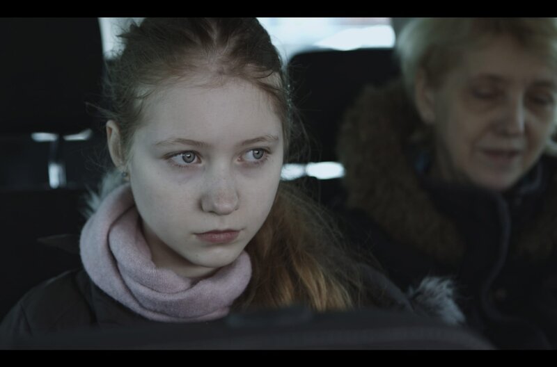 Elena Hazanovs Film begleitet die ersten Schritte ukrainischer Frauen und Kinder im Exil, die ihre Väter, Brüder, Ehemänner zurücklassen mussten. – Bild: arte