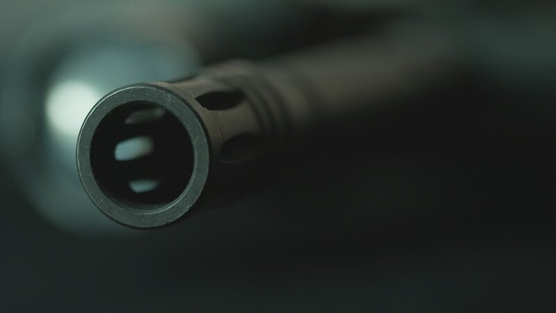 Nahaufnahme von Gewehr Die Verwendung des sendungsbezogenen Materials ist nur mit dem Hinweis und Verlinkung auf RTL+ gestattet. – Bild: RTL