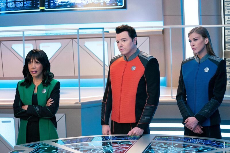 (v.l.n.r.) Dr. Claire Finn (Penny Johnson Jerald); Captain Ed Mercer (Seth MacFarlane); Commander Kelly Grayson (Adrianne Palicki) – Bild: 2020 Twentieth Century Fox Film Corporation. All rights reserved. Lizenzbild frei