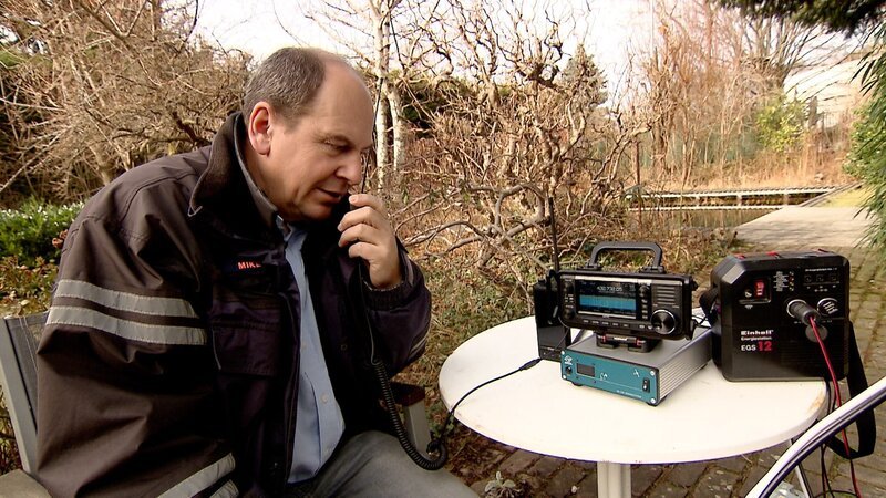 Funkamateur Michael Z. funkt mit seiner batteriebetriebenen Funkanlage zu Trainingszwecken mit der Notrufzentrale in Tulln. – Bild: ORF