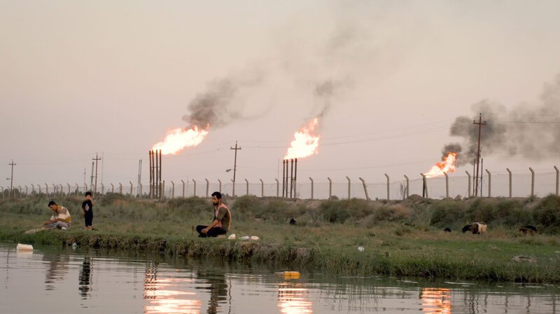 Ein Film von Jess Kelly, „aus der Reihe „die story““, am Mittwoch (01.03.23) um 22:15 Uhr. Männer angeln am Fluss in der Nähe des Ölfelds Nahran Omar. – Bild: WDR/​BBC/​Hussein Faleh