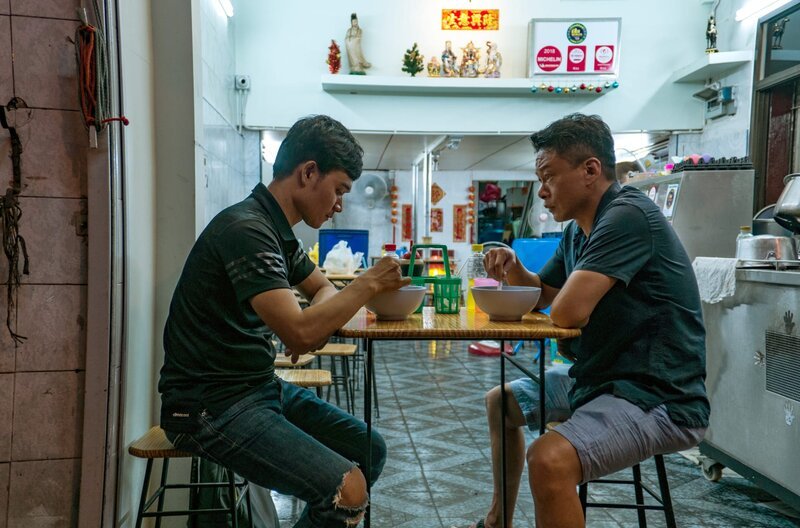 „Days“ erzählt die erotische Begegnung zweier Männer, die die dunkle Seite der Wirklichkeit für eine Nacht vergessen: Kang, der wegen einer Krankheit an starken Schmerzen leidet, trifft in Bangkok den Tagelöhner Non. – Bild: Homegreen Films /​ © Homegreen Films