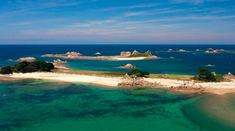 An der bretonischen Smaragdküste erheben sich unzählige bewohnte und unbewohnte Inseln aus dem leuchtenden Meer. – Bild: phoenix/​ZDF/​3sat