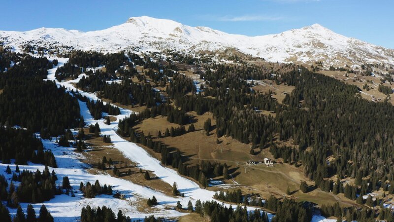 NZZ Format Leise kriselt der Schnee Skigebiet Lenzerheide – Bild: SRF/​NZZ Format
