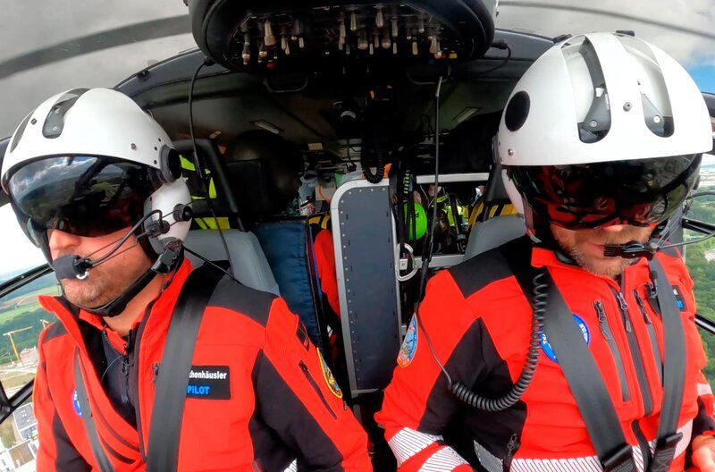 „Christoph 22“ heißt der hochmoderne Hubschrauber, in dem Björn Hossfeld gemeinsam mit seiner Crew zu den unterschiedlichsten Einsätzen startet. – Bild: SWR