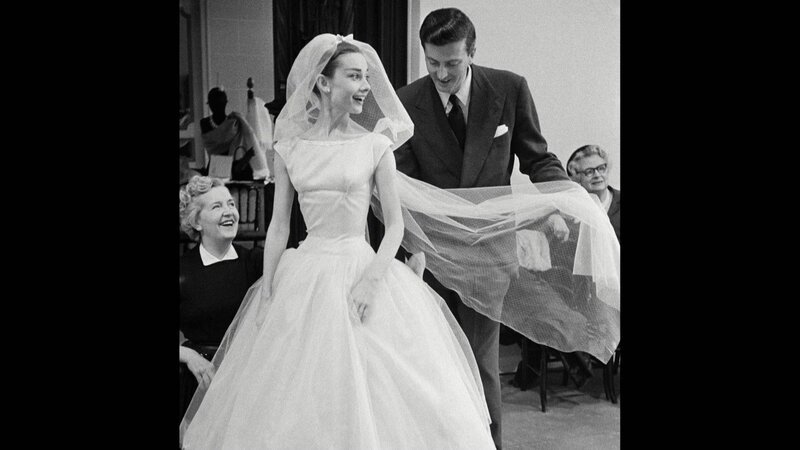 Nach dem Zweiten Weltkrieg erlebte die Pariser Haute Couture eine außerordentliche Erneuerung, die durch den New Look von Dior, die Eleganz von Givenchy, den Stil von Chanel und die Raffinesse von Balenciaga geprägt war. Es war sowohl das goldene Zeitalter der Haute Couture als auch ihr Abgesang – der endgültige Glanz einer vergangenen Welt. Die Verwendung des sendungsbezogenen Materials ist nur mit dem Hinweis und Verlinkung auf TVNOW gestattet. – Bild: RTL / © SLOW PRODUCTION Nach dem Zweiten Weltkrieg erlebte die Pariser Haute Couture eine außerordentliche Erneuerung, die durch den New Look von Dior, die Eleganz von Givenchy, den Stil von Chanel und die Raffinesse von Balenciaga geprägt war. Es war sowohl das goldene Zeitalter der Haute Couture als auch ihr Abgesang – der endgültige Glanz einer vergangenen Welt. Die Verwendung des sendungsbezogenen Materials ist nur mit dem Hinweis und Verlinkung auf TVNOW gestattet. – Bild: RTL / © SLOW PRODUCTION