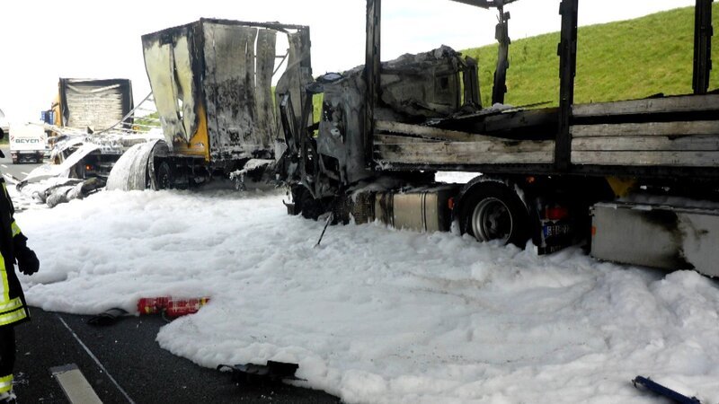 Immer häufiger behindern sensationsgierige Unfallgaffer die Arbeit von Rettungskräften. – Bild: RTL /​ propeak TV