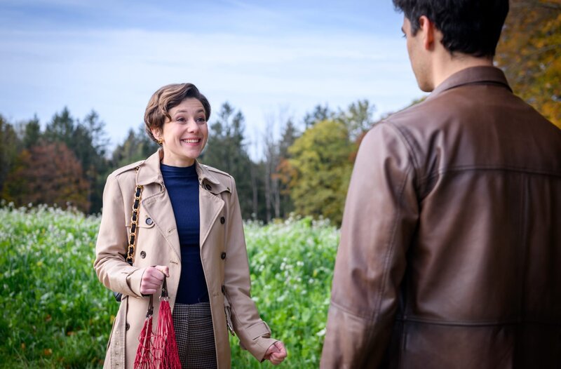 Eleni (Dorothée Neff, l.) gelingt es vor lauter Nervosität nicht, Leander (Marcel Zuschlag, r.) einzuladen. – Bild: ARD/​WDR/​Christof Arnold