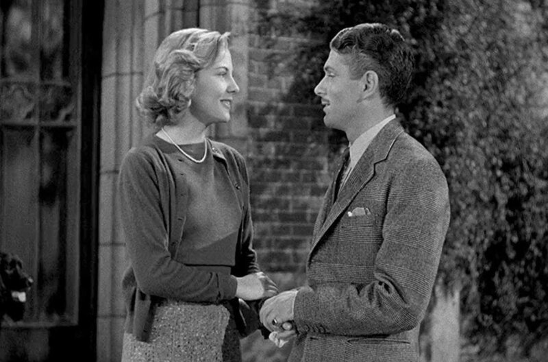 Maxim de Winter (Laurence Olivier) heiratet kurz entschlossen eine schüchterne Amerikanerin (Joan Fontaine) und nimmt sie mit auf seinen Familiensitz Manderley an der sturmumtosten Küste Cornwalls. – Bild: arte Maxim de Winter (Laurence Olivier) heiratet kurz entschlossen eine schüchterne Amerikanerin (Joan Fontaine) und nimmt sie mit auf seinen Familiensitz Manderley an der sturmumtosten Küste Cornwalls. – Bild: arte