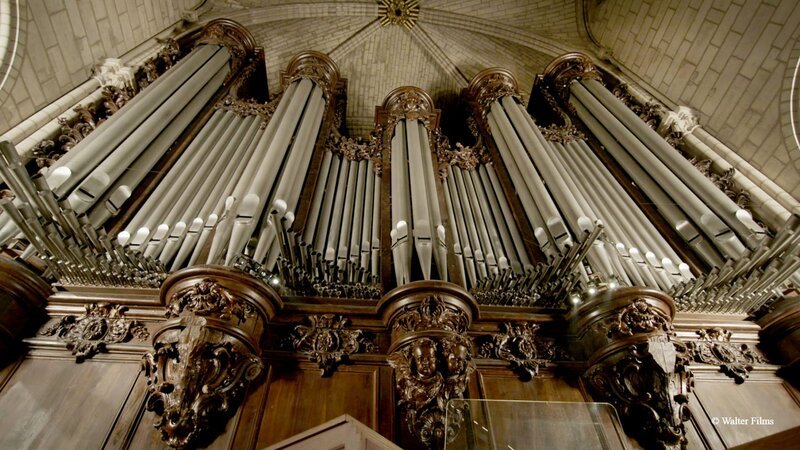 Im 19. Jahrhundert wurde die Orgel von Notre-Dame de Paris von Aristide Cavaillé-Coll restauriert, welcher daraus sein Meisterstück machte. – Bild: ARTE France /​ © Walter Films /​ © Walter Films