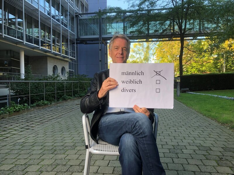 Claus Klebers Antwort auf seine Geschlechterzugehörigkeit fällt klar aus. – Bild: ZDF und Leonard Kessler.