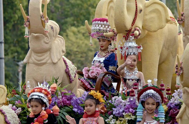 Von der Muay-Thai-Kämpferin zur Hmong-Prinzessin – die 17-jährige Pimaran Ruengson beim Chiang Mai Flower Festival – Bild: ZDF /​ © Florian Witulski