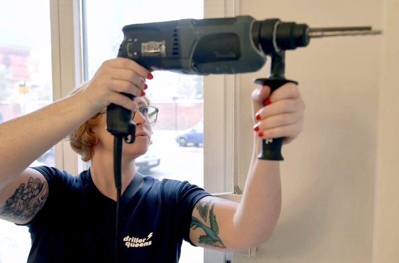 Charly Machin: Als „The girl with the drill“ startet sie nach ihrem Umzug in Berlin durch. – Bild: arte Charly Machin: Als „The girl with the drill“ startet sie nach ihrem Umzug in Berlin durch. – Bild: arte