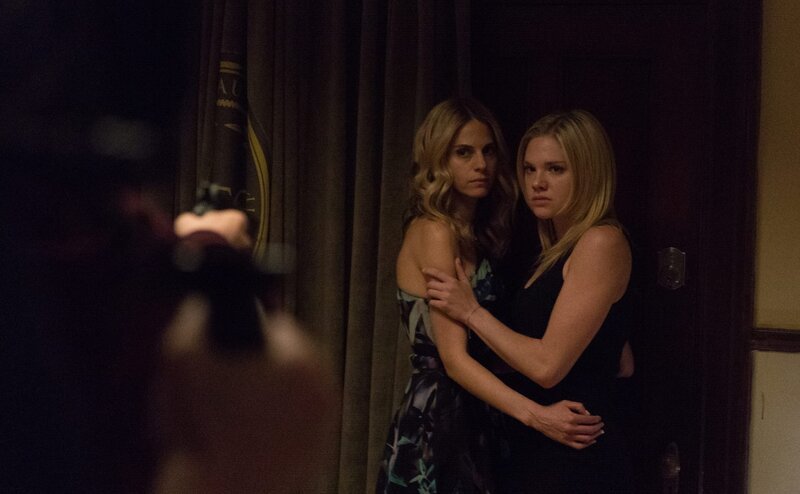 l-r: Joelle (Kelly Kruger), McKenzie (Mackenzie Mauzy) – Bild: 2016 Incendo Productions Inc. All rights reserved. / Patrice Lapointe Lizenzbild frei l-r: Joelle (Kelly Kruger), McKenzie (Mackenzie Mauzy) – Bild: 2016 Incendo Productions Inc. All rights reserved. / Patrice Lapointe Lizenzbild frei