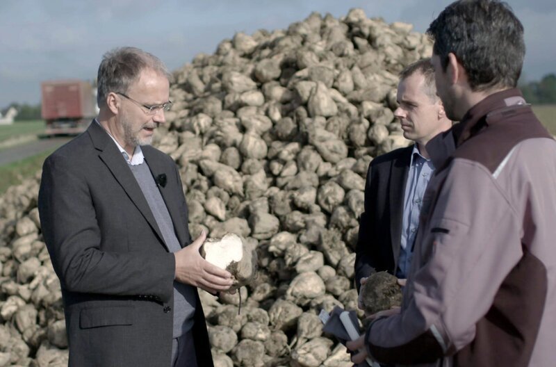 Der Agrarwissenschaftler und Pflanzenforscher Ulrich Schurr (li.) will die Erträge im Zuckerrübenanbau steigern und die Frucht für Bioplastik und Biotreibstoffe nutzen. – Bild: arte