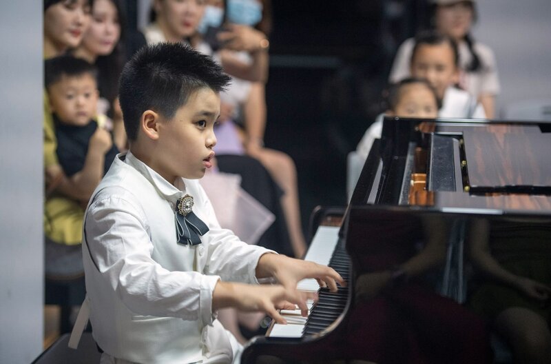Der achtjährige Zidi bei einem Auftritt in seiner Klavierschule: In seiner Heimatstadt Wenzhou ist er bereits ein kleiner Star. – Bild: arte