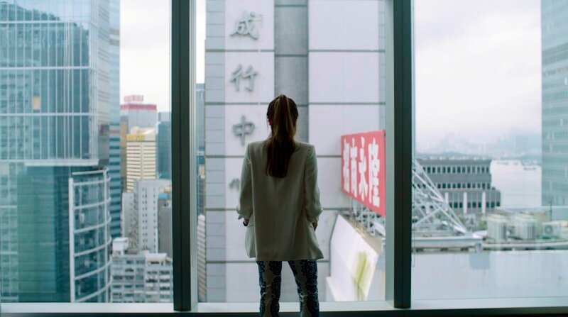 Adeline Ee sieht in die Skyline von Hong Kong. – Bild: BR/​Savage Film/​WDR