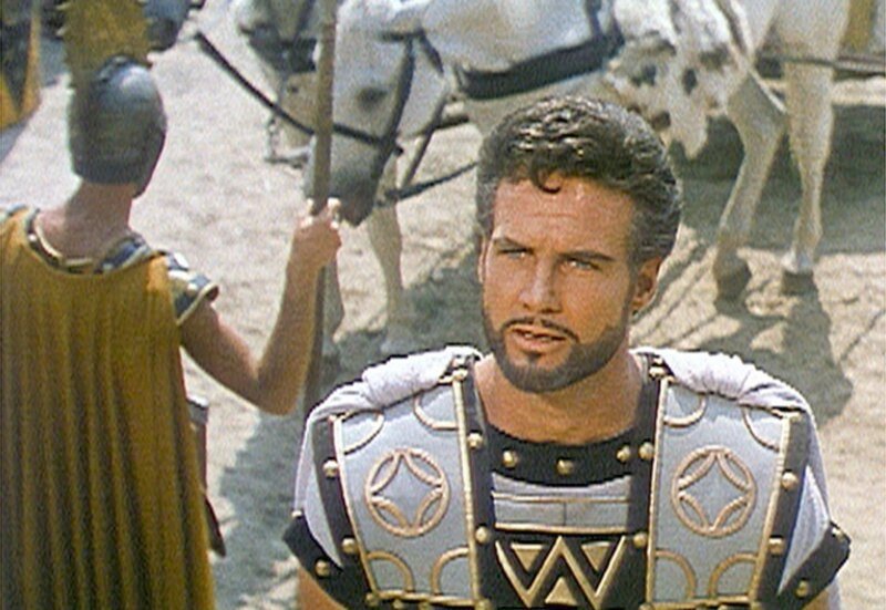 Äneas (Steve Reeves), einer der tapfersten Verteidiger Trojas, bittet für sich und seine Schicksalsgefährten im Königreich Latium um Asyl. – Bild: MDR/​Movieman