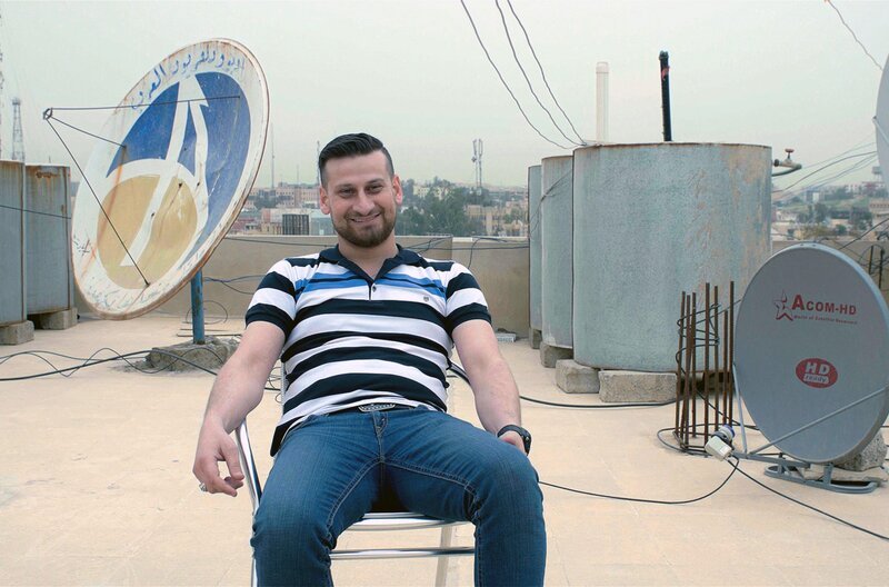 2018: Kurze Zeit, nachdem sich die Terrormiliz IS aus den besetzten Gebieten im Nordirak zurückgezogen hat, kehrt der junge irakische Journalist Ghadeer aus seinem Exil in Europa dorthin zurück. – Bild: arte