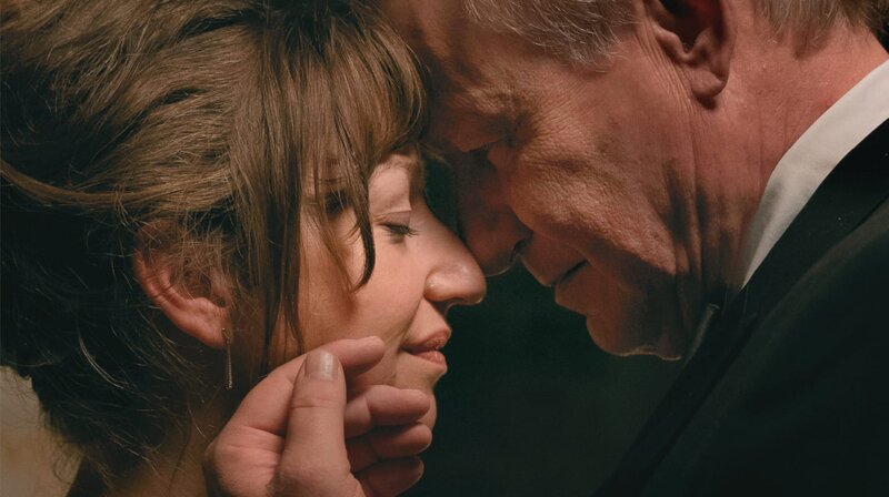 Anja (Andrea Bræin Hovig) und Tomas (Stellan Skarsgård). – Bild: NDR/​Motlys/​Agnete Brun