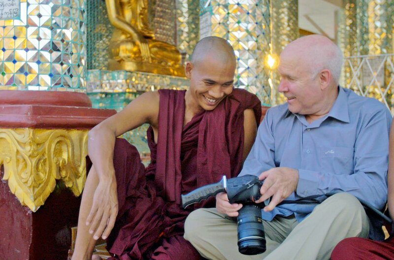 Er gilt als einer der besten Dokumentarfotografen weltweit: Steve McCurry (re.). Trotz seines Ruhmes ist der Amerikaner nahbar und lässt sich bei seiner Arbeit über die Schulter blicken, wie hier in Myanmar 2015. – Bild: arte