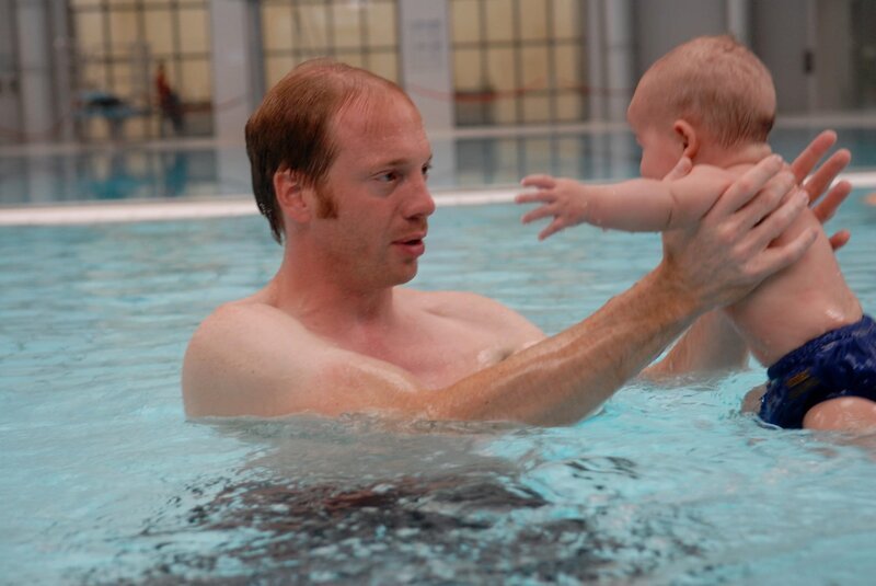 Julian (Johann von Bülow) geht als einziger Vater mit seinem kleinen Sohn zur Babyschwimmgruppe. – Bild: ZDF und Markus Schädel.