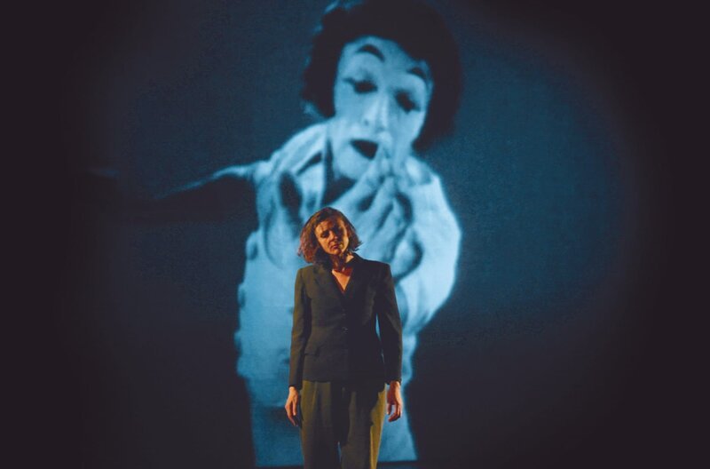 Aurélia Marceau, die Tochter von Marcel Marceau, in einem Theaterstück über das Leben ihres Vaters – eine Hommage an den wohl berühmtesten Pantomimen der Welt. – Bild: arte Aurélia Marceau, die Tochter von Marcel Marceau, in einem Theaterstück über das Leben ihres Vaters – eine Hommage an den wohl berühmtesten Pantomimen der Welt. – Bild: arte