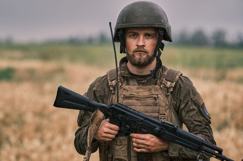 Ukrainian soldier on the front line – Bild: Shutterstock /​ Shutterstock /​ Copyright (c) 2022 podyom/​Shutterstock. No use without permission. /​ Editorial Use Only.