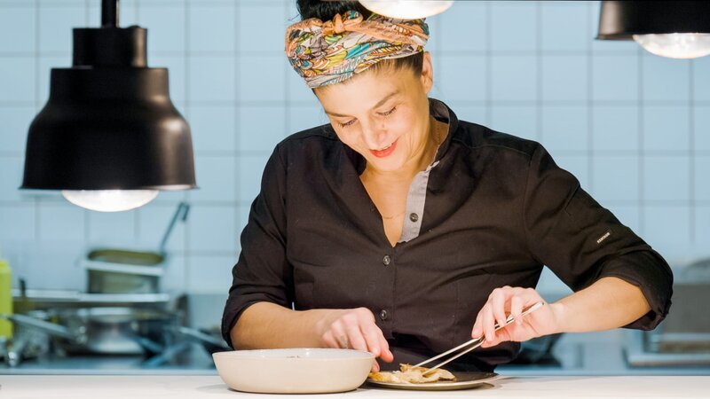 Parvin Razavi in ihrer Küche. – Bild: ORF/Neuland Film Parvin Razavi in ihrer Küche. – Bild: ORF/Neuland Film