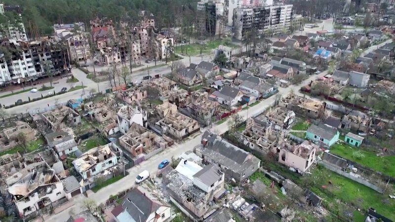 Ukraine, Krieg, zerstörte Häuser, zerstörte Stadt. – Bild: ORF/​Clever Contents
