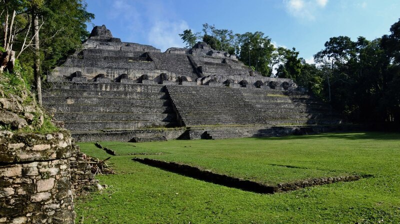 Die Herrscherpyramide von Caracol ist mit 43 Metern Höhe auch heute noch das höchste Bauwerk in Belize. – Bild: phoenix/​ZDF/​Florian Huber
