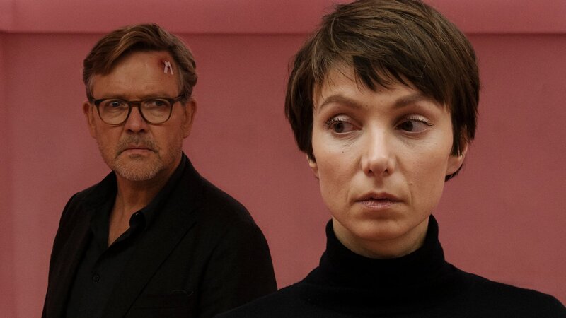Karla Eckhardt (Julia Koschitz) lässt sich mit Carsten Spanger (Justus von Dohnányi) in der Psychiatrie auf ein psychologisches Duell ein, das ihr alles abverlangt. – Bild: ZDF und Hendrik Heiden./Hendrik Heiden Karla Eckhardt (Julia Koschitz) lässt sich mit Carsten Spanger (Justus von Dohnányi) in der Psychiatrie auf ein psychologisches Duell ein, das ihr alles abverlangt. – Bild: ZDF und Hendrik Heiden./Hendrik Heiden