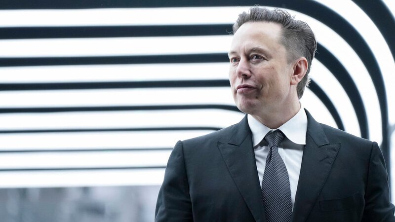 Elon Musk bei der Eröffnung der Tesla-Fabrik in Grünheide 2022. – Bild: ZDF und Political Moments./​Political Moments