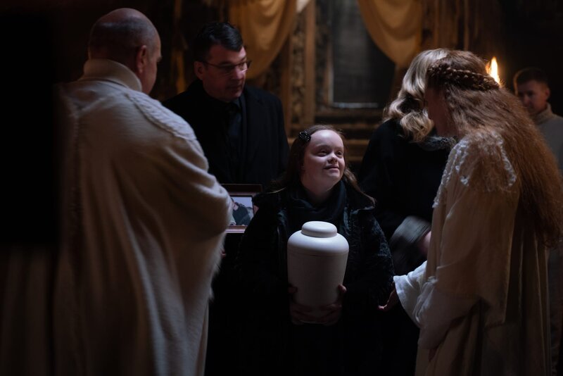 Auf der Beerdigungsfeier trägt Eva (Glódís Erla Ólafsdóttir, M.) die Urne ihres verstorbenen Bruders. – Bild: ZDF und Lilja Jonsdottir.
