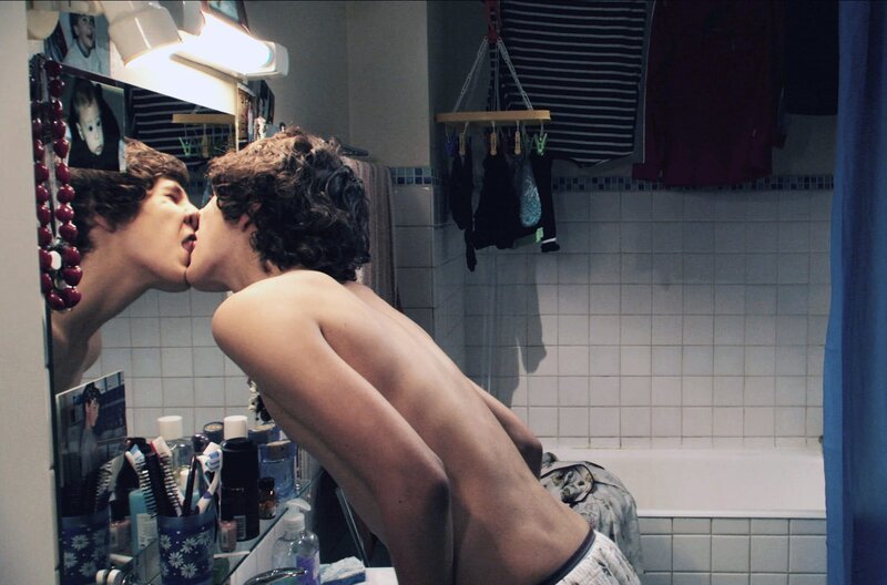 Hervé (Vincent Lacoste) übt zu Hause das Küssen. – Bild: Les Films des Tournelles /​ Hervé (Vincent Lacoste) übt zu Hause das Küssen.