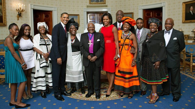 Präsident Barack Obama verleiht die Freiheitsmedaille an Erzbischof Desmond Tutu. – Bild: phoenix/​ARD-Studio Johannesburg/​The White House
